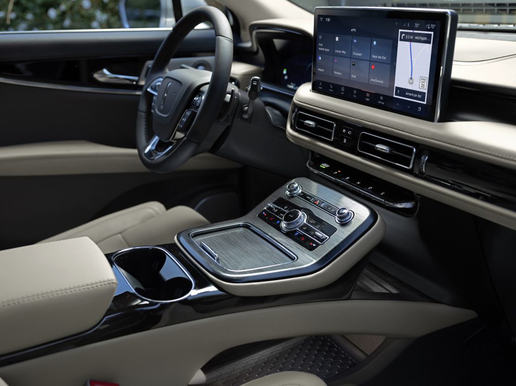 Lincoln Luxury interior with steering wheel, gear, and LED screen
