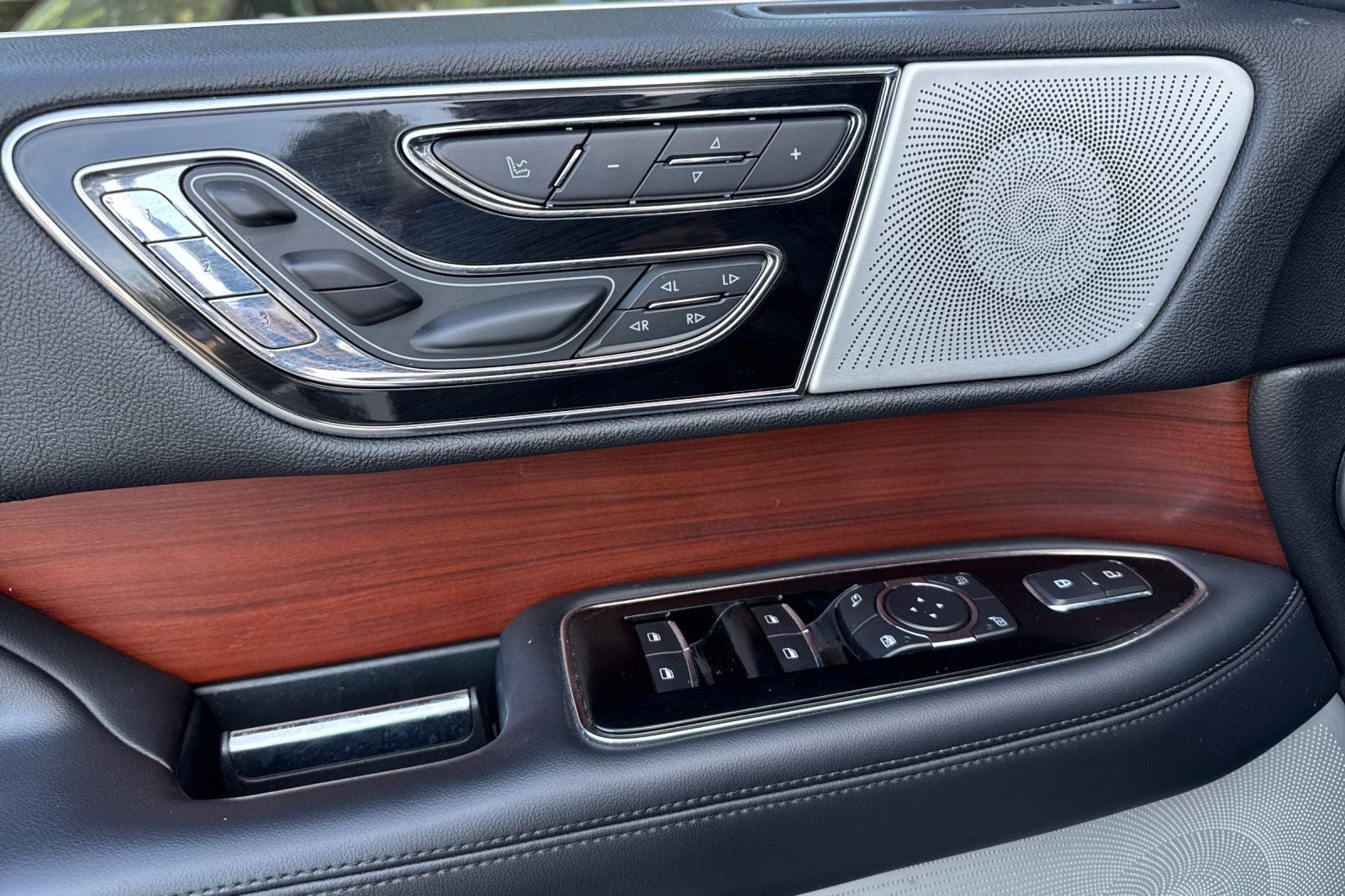 2021 Lincoln Navigator L Reserve Equipment Group 208A Reserve Monochromatic