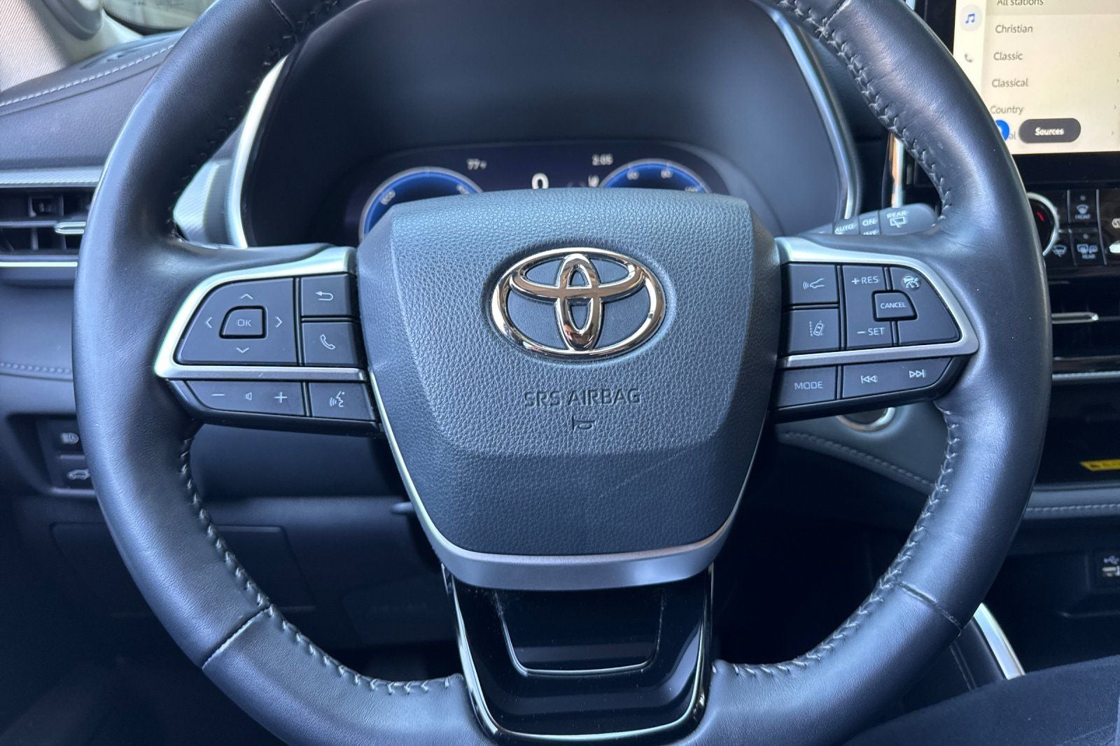 2023 Toyota Highlander Hybrid Platinum