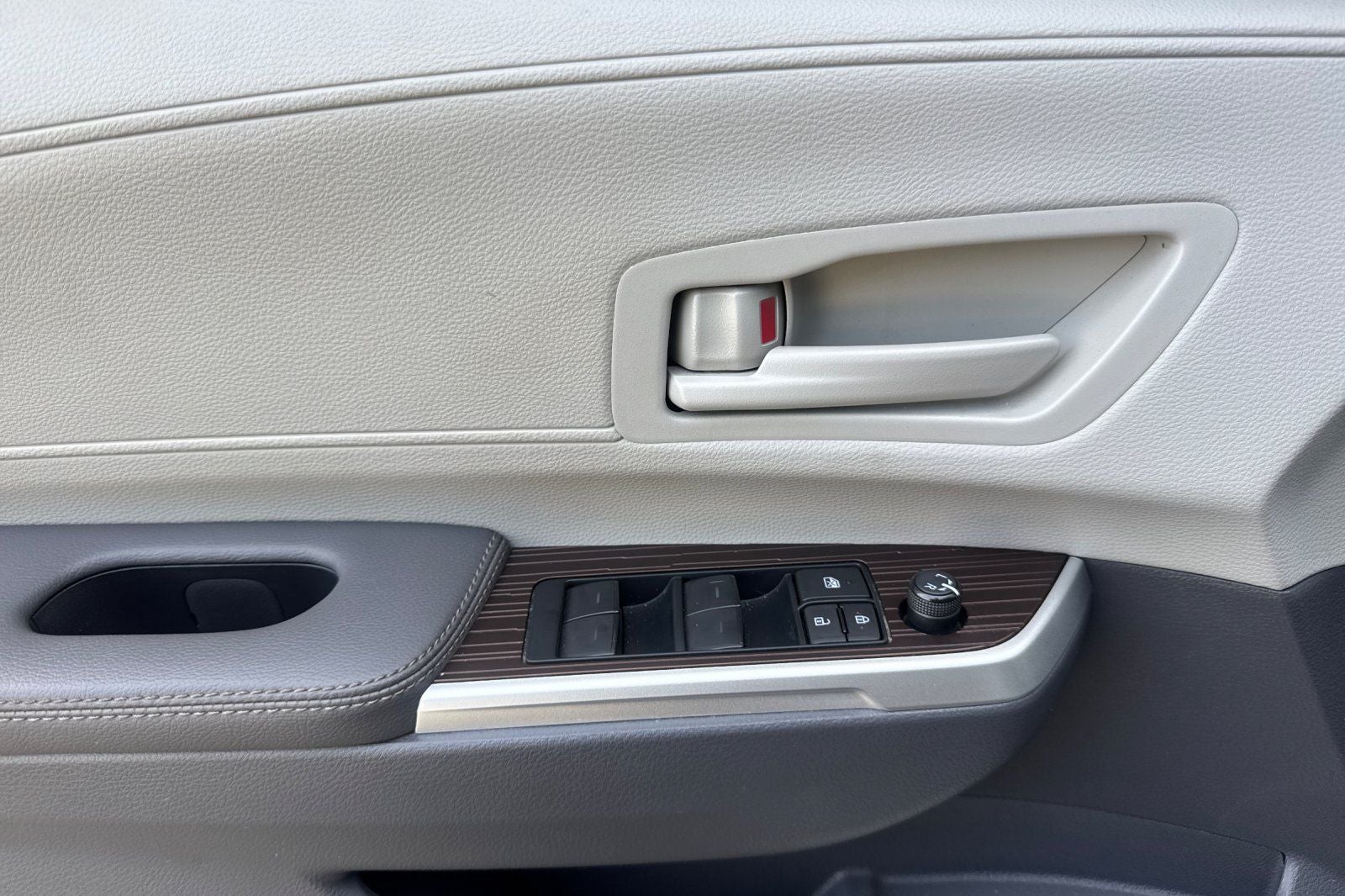 2023 Toyota Sienna LE 8 Passenger