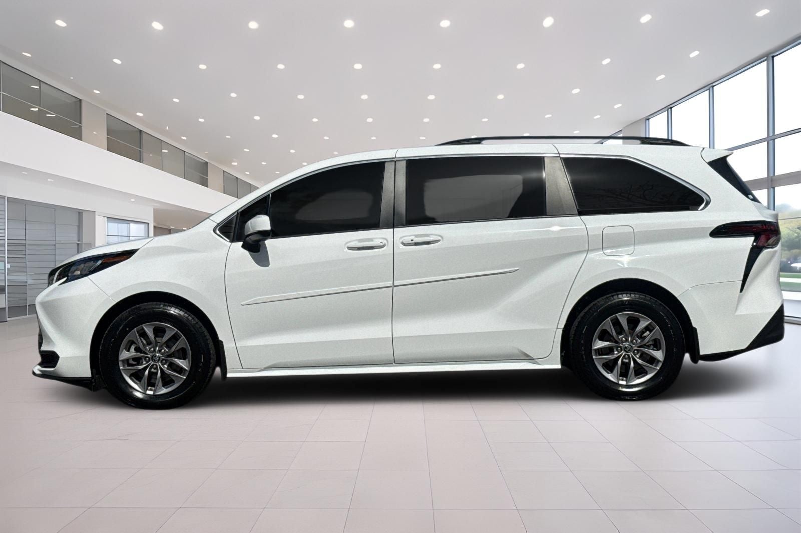 2023 Toyota Sienna LE 8 Passenger