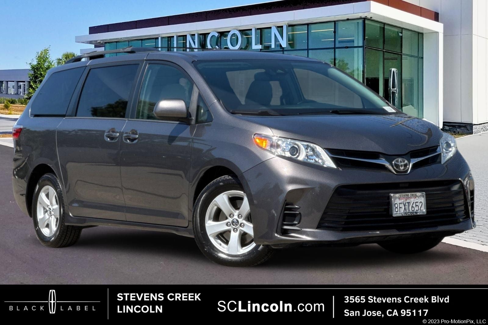 2018 Toyota Sienna LE V6 8-Passenger's photo