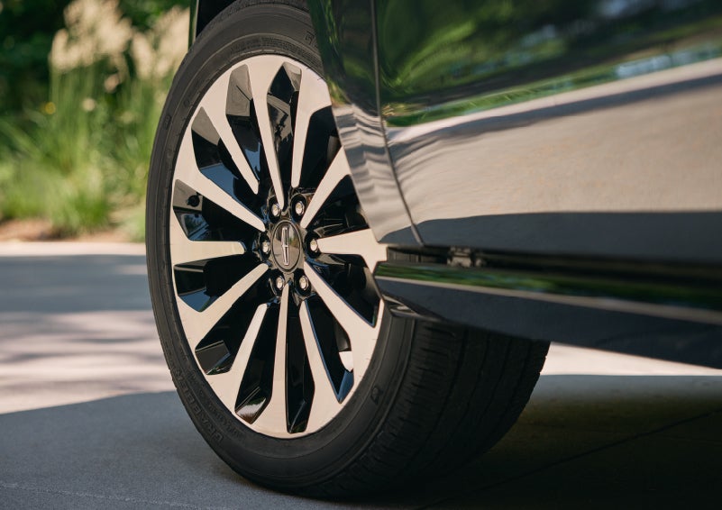A detail shot of the Lincoln Reserve model available 22-inch 12-spoke Bright-Machined aluminum wheels | Stevens Creek Lincoln in San Jose CA
