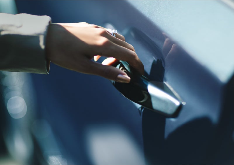 A hand gracefully grips the Light Touch Handle of a 2023 Lincoln Aviator® SUV to demonstrate its ease of use | Stevens Creek Lincoln in San Jose CA