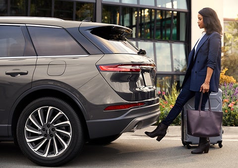 A woman with her hands full uses her foot to activate the hands-free liftgate. | Stevens Creek Lincoln in San Jose CA