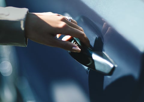 A hand gracefully grips the Light Touch Handle of a 2024 Lincoln Aviator® SUV to demonstrate its ease of use | Stevens Creek Lincoln in San Jose CA