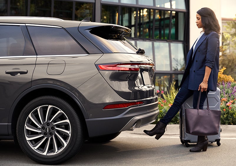 A woman with her hands full uses her foot to activate the available hands-free liftgate. | Stevens Creek Lincoln in San Jose CA