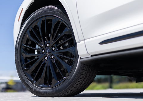 The stylish blacked-out 20-inch wheels from the available Jet Appearance Package are shown. | Stevens Creek Lincoln in San Jose CA