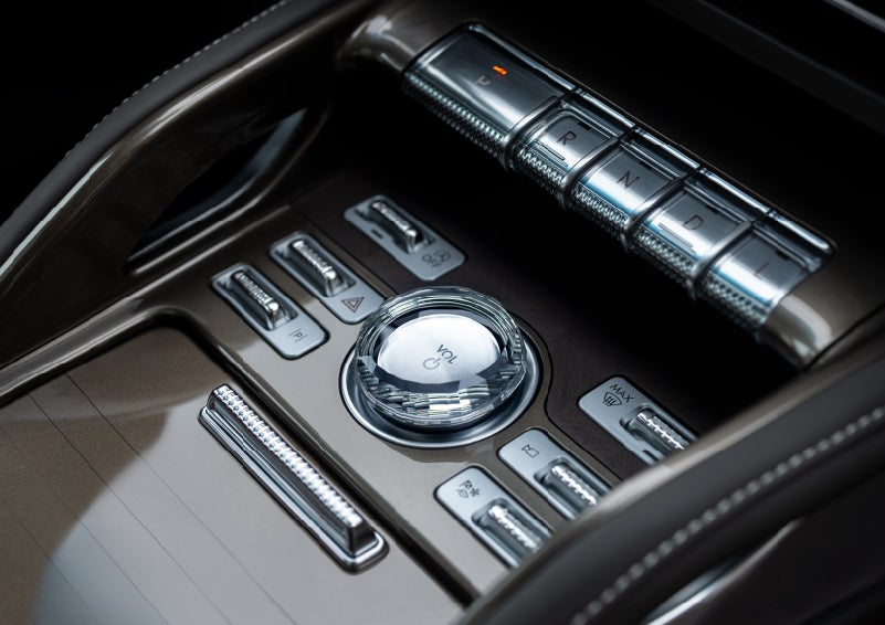 A crystal-inspired volume knob is shown in the center floor console of a 2024 Lincoln Nautilus® SUV. | Stevens Creek Lincoln in San Jose CA