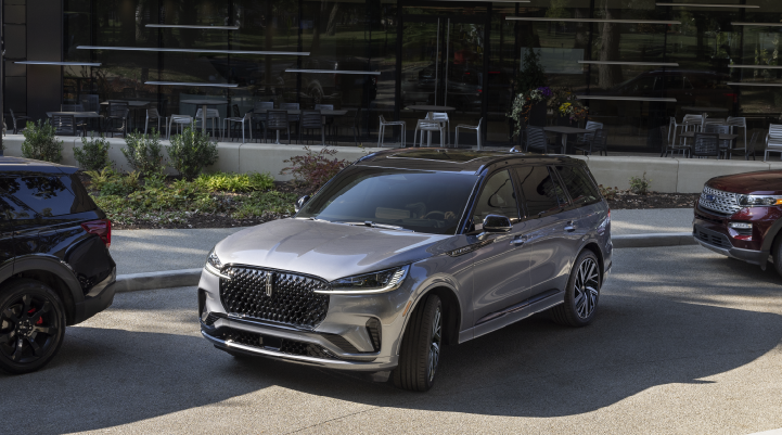 A gray 2025 Lincoln Black Label Aviator® SUV is shown in the process of parallel parking. | Stevens Creek Lincoln in San Jose CA