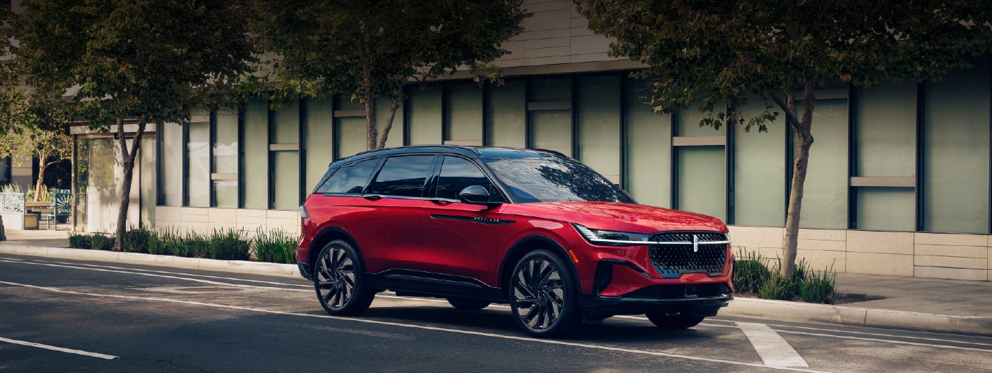 A 2025 Lincoln Nautilus® SUV with an available hybrid powertrain is parked in an urban setting. | Stevens Creek Lincoln in San Jose CA