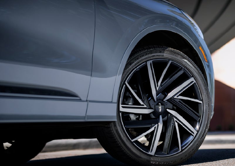The wheel of the 2027 Lincoln Aviator® Black Label™ SUV is shown slightly angled out. | Stevens Creek Lincoln in San Jose CA