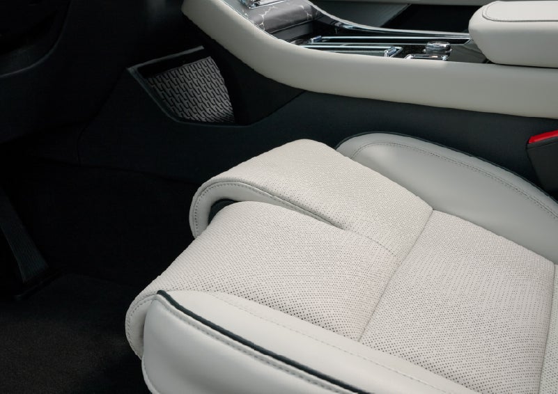 The front passenger Perfect Position seat is shown with the thigh extender adjusted.| Stevens Creek Lincoln in San Jose CA